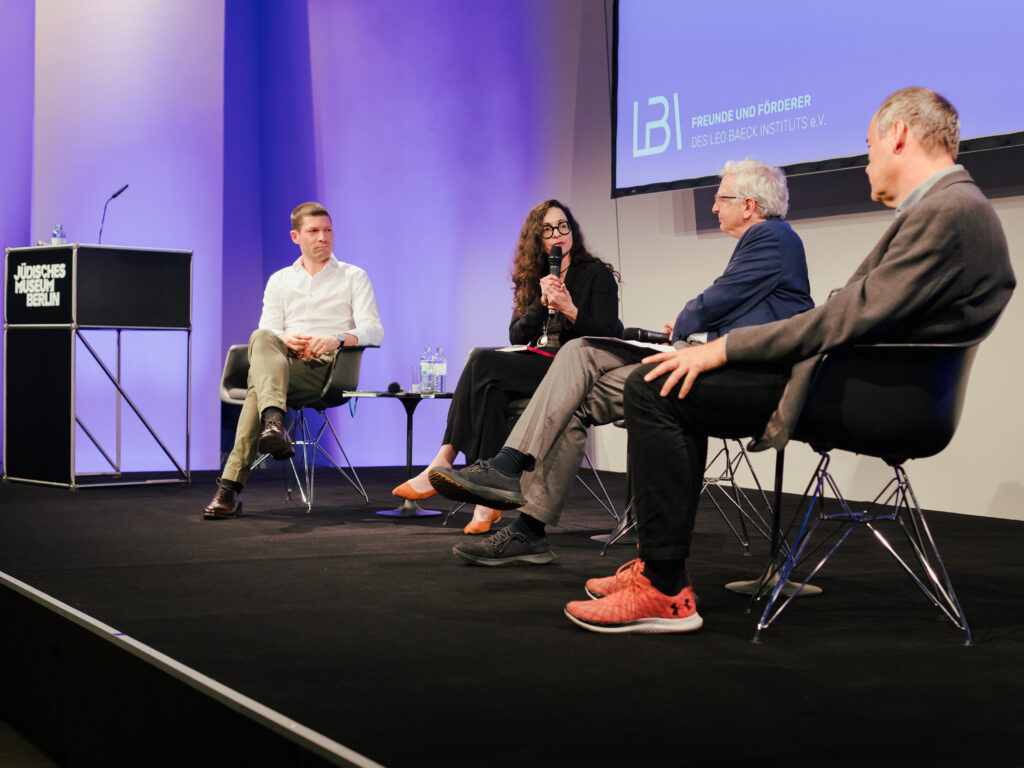 Die Panelisten Dr. Ronen Steinke, Marina Chernivsky, Prof. Dr. Michael Brenner und Thomas Krüger in der Podiumsdiskussion am 17. Juni 2024