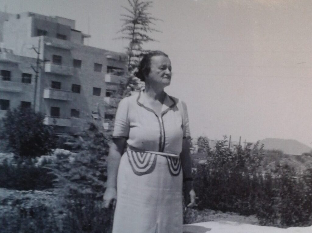 Siddy at the Atrium of the Vaad Leumi. Foto: LBI Jerusalem