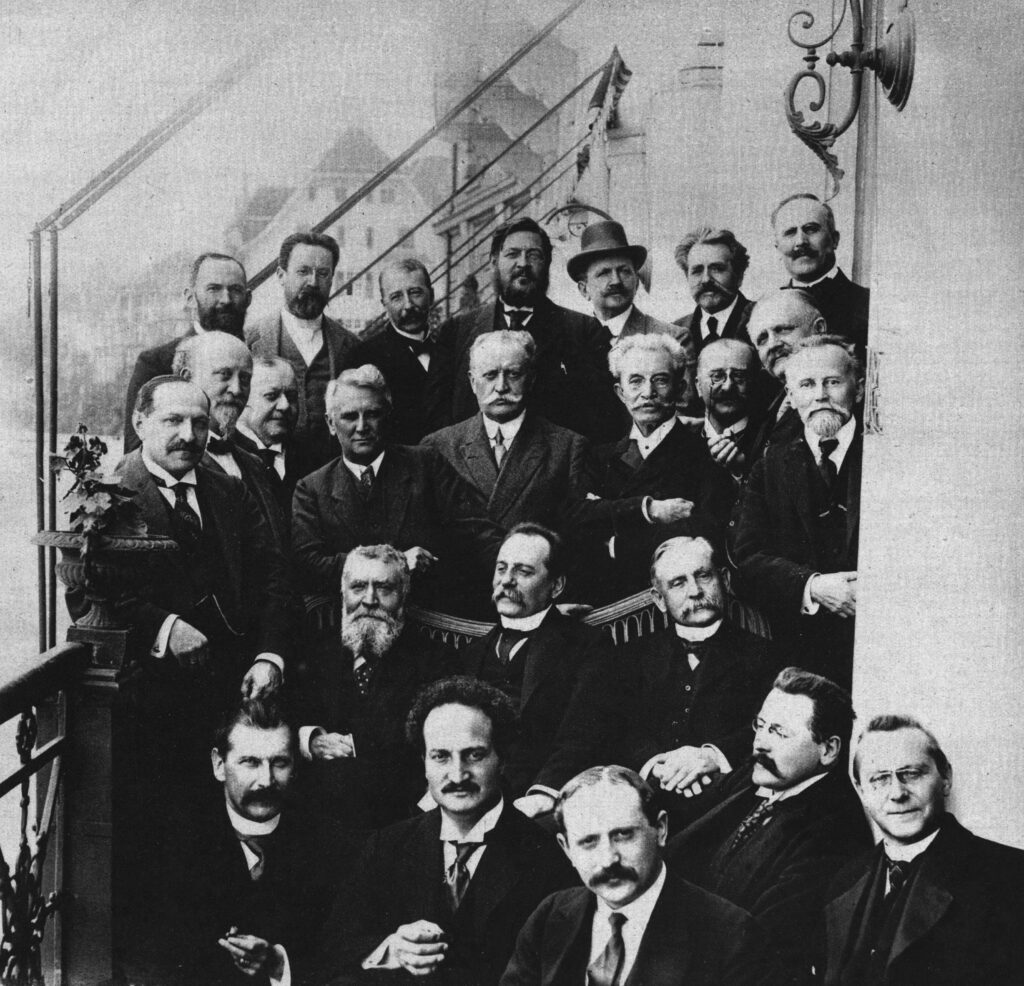 Deutsche und französische Parlamentarier in Basel am 21.06.1914. (Ludwig Haas vordere Reihe 1. v. links, über ihm Hugo Haase) © Wikimedia