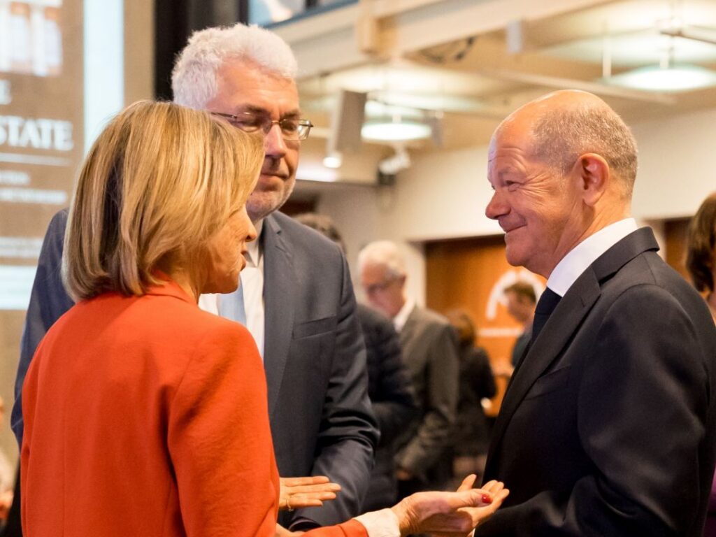 Olaf Scholz mit Dr. Markus Krah vom LBI NY | Berlin und Sammlungsdirektorin Suzanne Scheidt © Amanda Crommett