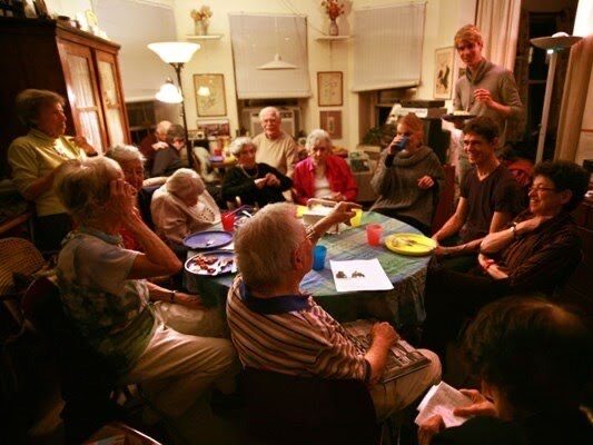 Ruben Braunschmid, Gedenkdiener in 2014/15 attending a meeting of the Stammtisch with several Holocaust survivors © LBI New York | Berlin