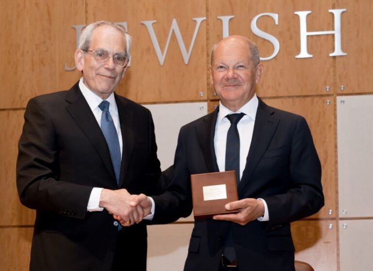 David G. Marwell, Präsident des LBI New York | Berlin überreicht Olaf Scholz die Medaille © Amanda Crommett