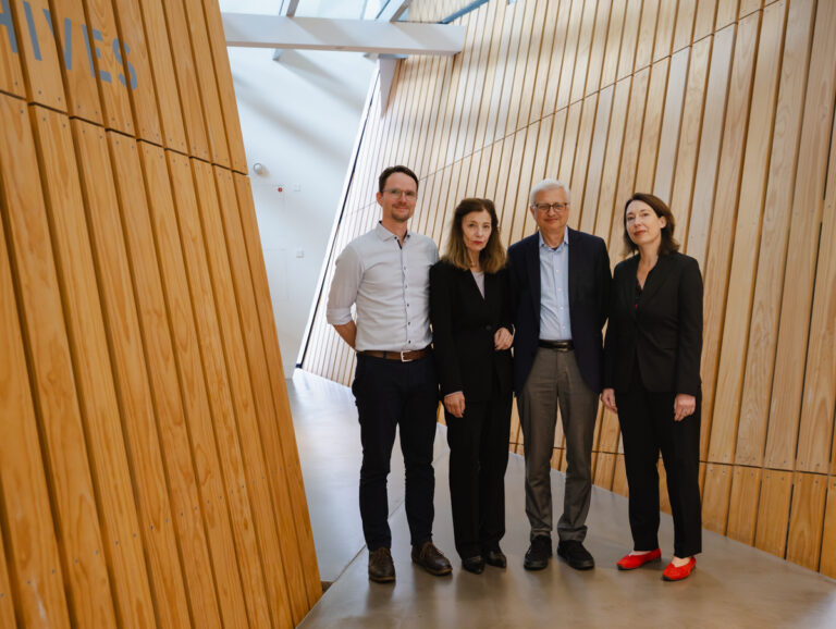 auf dem Podium: Dr. Sebastian Schirrmeister, Dr. Ursula Krechel, Prof. Dr. Michael Brenner und Natascha Freunde (v.l.n.r.)