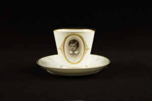 Schokoladentasse von Maja Einstein, Porzellan und Blattgold, ca. 1884/5 (© Kunst- und Objektsammlungen des Leo Baeck Institute – New York | Berlin)