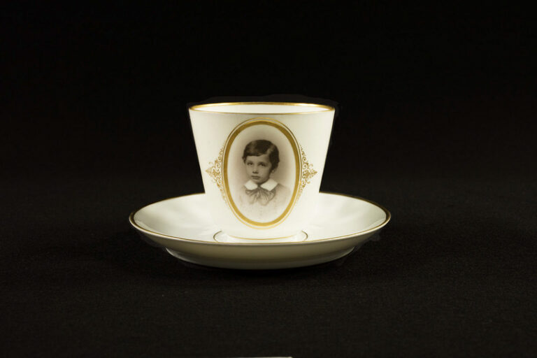 Schokoladentasse von Maja Einstein, Porzellan und Blattgold, ca. 1884/5 (© Kunst- und Objektsammlungen des Leo Baeck Institute – New York | Berlin)