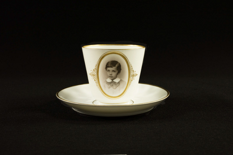 Schokoladentasse von Maja Einstein, Porzellan und Blattgold, ca. 1884/5 (© Kunst- und Objektsammlungen des Leo Baeck Institute – New York | Berlin)