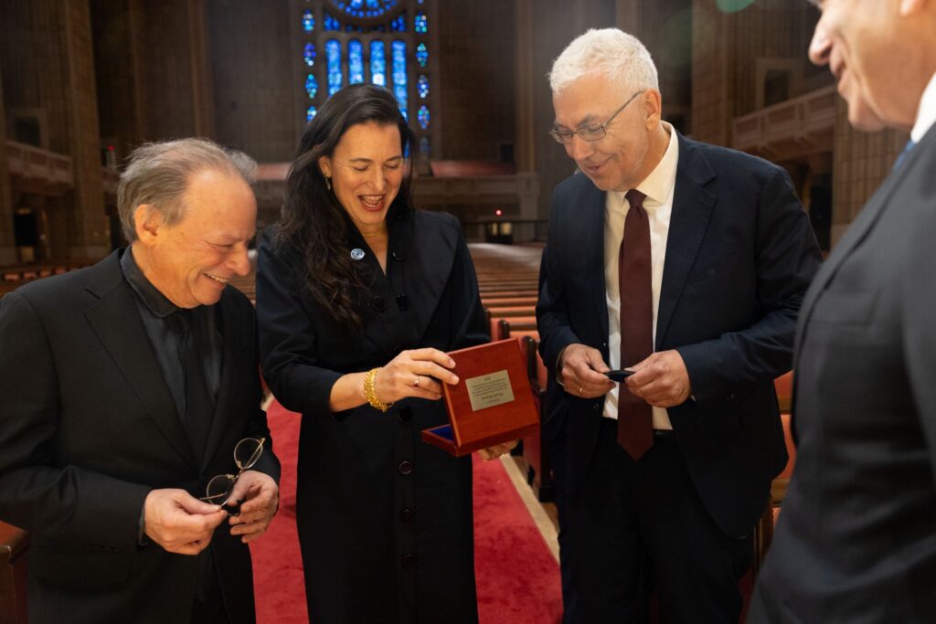 Nicole Krauss erhält die Leo Baeck Medal, rechts neben ihr Direktor des LBI NY| B: Dr. Markus Krah