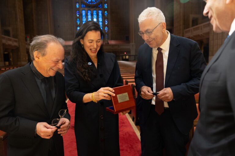 Nicole Krauss erhält die Leo Baeck Medal, rechts neben ihr Direktor des LBI NY| B: Dr. Markus Krah